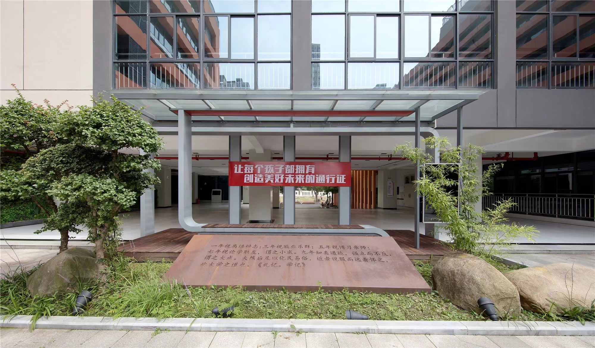 【學(xué)校案例】今泰裝飾在武漢市先后完成了與紅領(lǐng)巾學(xué)校6個(gè)校區的項目交付！(圖1)